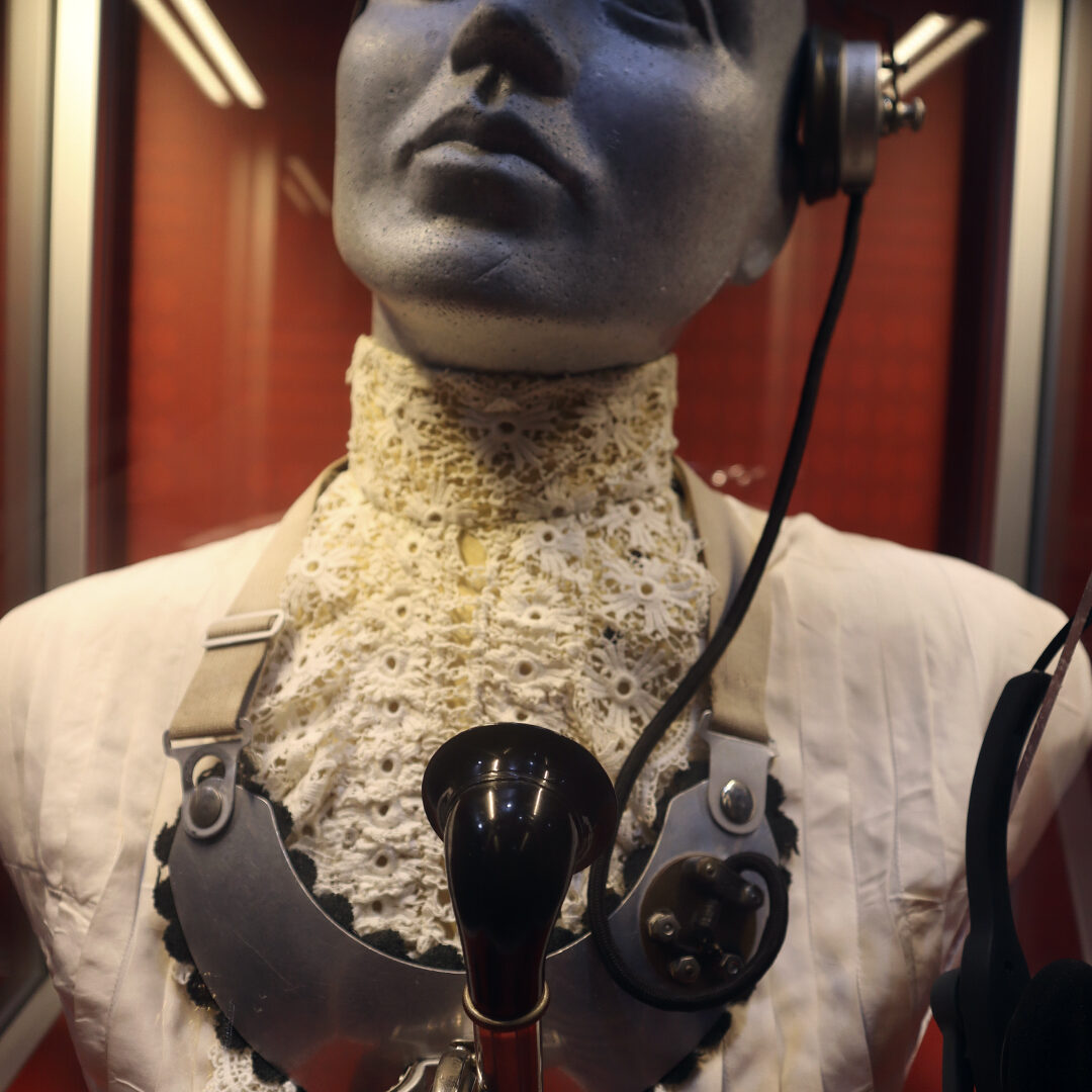 Etäunelmia-näyttely kertoo ajan ja paikan ylittämisen historiasta sähköisten viestintävälineiden avulla. Näyttelyssä tutustutaan viestintätekniikan keksintöihin ja niiden taustalla olevaan unelmaan paikasta ja ajasta riippumattomasta yhteydenpidosta.