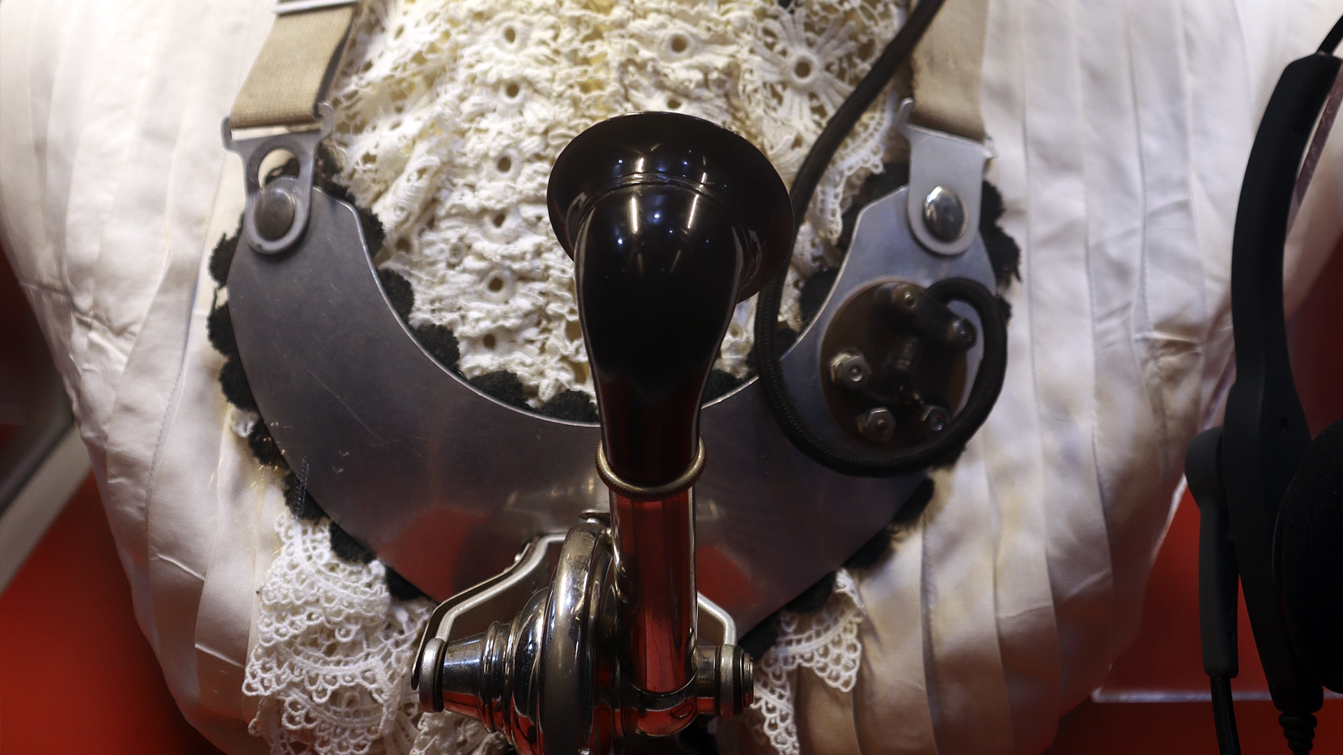 Etäunelmia-näyttely kertoo ajan ja paikan ylittämisen historiasta sähköisten viestintävälineiden avulla. Näyttelyssä tutustutaan viestintätekniikan keksintöihin ja niiden taustalla olevaan unelmaan paikasta ja ajasta riippumattomasta yhteydenpidosta.