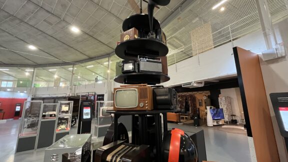 Kuvassa televisioista ja radioista rakennettu torni tekniikan museossa