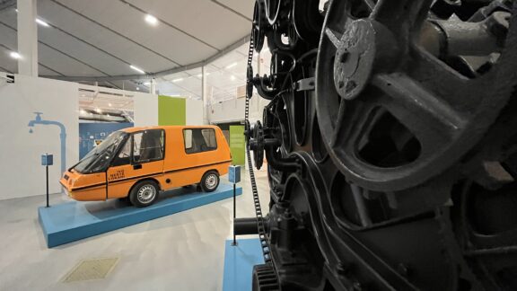 Tekniikan maa näyttelystä kuva, jossa näkyy sähköauto taka-alalla