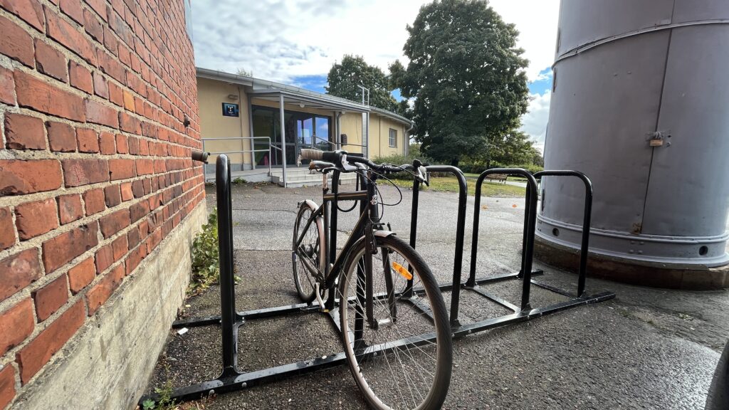 In front of the main building of the Museum of Technology, there are racks for bikes that enable frame locking.