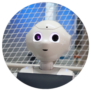 Robotiikka ja tekoäly helpottavat arkeamme, mutta niihin liittyy myös paljon kysymysmerkkejä. Voimme esimerkiksi määrittää koneen oppimaan antamatta sille tarkkoja algoritmeja, jolloin se tähtää itsenäisesti kohti haluttua lopputulosta.