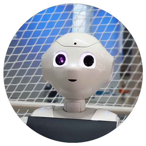 Robotiikka ja tekoäly helpottavat arkeamme, mutta niihin liittyy myös paljon kysymysmerkkejä. Voimme esimerkiksi määrittää koneen oppimaan antamatta sille tarkkoja algoritmeja, jolloin se tähtää itsenäisesti kohti haluttua lopputulosta.