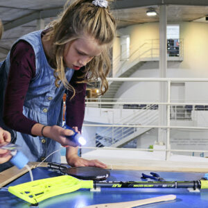 Kummituksen keksintökoje on 5-9 -vuotiaille suunnattu elämyksellinen ja toiminnallinen lasten näyttely, joka innostaa lapset pohtimaan tekniikan olemusta, ilmiöitä ja muutosta. Näyttely kutsuu lapset museon kummituksen avuksi tutkimaan teknisiä laitteita, tutustumaan keksintöihin ja lopuksi käynnistämään kummituksen kummallisen koneen.