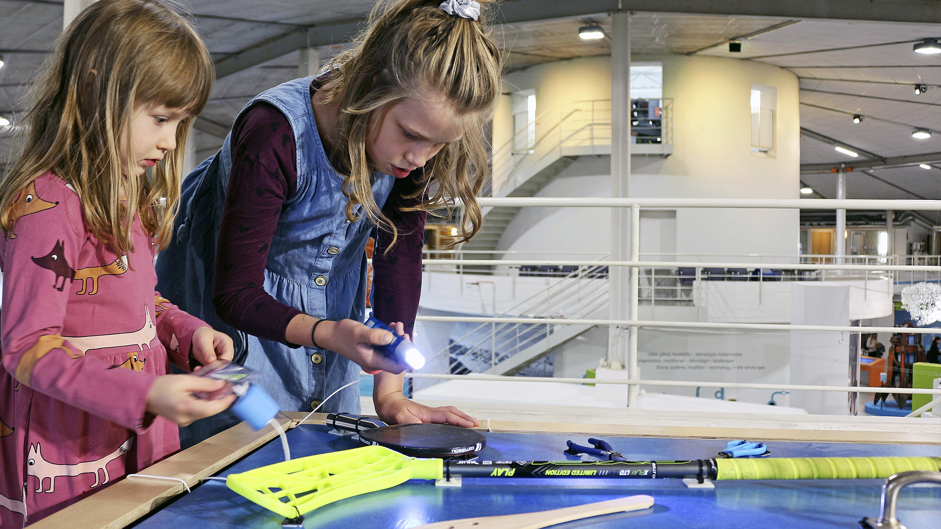 Kummituksen keksintökoje on 5-9 -vuotiaille suunnattu elämyksellinen ja toiminnallinen lasten näyttely, joka innostaa lapset pohtimaan tekniikan olemusta, ilmiöitä ja muutosta. Näyttely kutsuu lapset museon kummituksen avuksi tutkimaan teknisiä laitteita, tutustumaan keksintöihin ja lopuksi käynnistämään kummituksen kummallisen koneen.