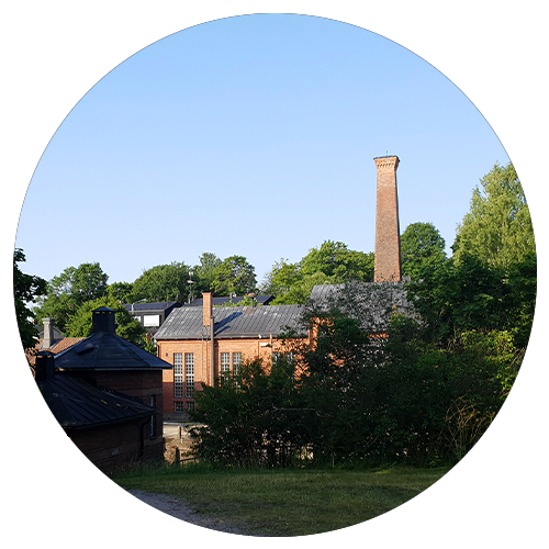 Tekniikan museo sijaitsee Kuninkaankartanonsaarella, jonne Kustaa Vaasa perusti vuonna 1550 Helsingin kaupungin sekä oman kuninkaallisen kartanonsa. Kartano toimi kuninkaanvallan hallinnollisena keskuksena, joka muutamassa vuodessa otti paikkansa kaupungin talouden keskuspaikkana.