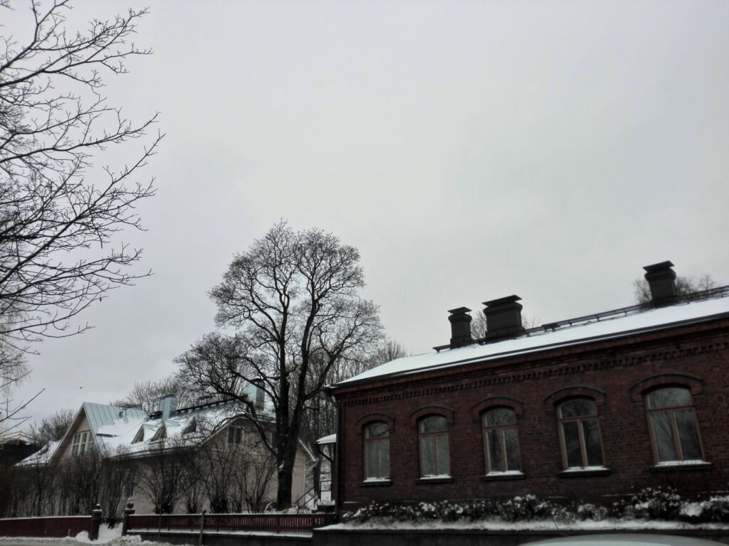 1800-luvun lopussa ja 1900-luvun alussa vedenpuhdistustoiminnan eläessä kultakauttaan Hämeentien varrella sijaitsevia asuintaloja kunnostettiin ja rakennettiin vesilaitoksen työntekijöiden käyttöön. Hämeentien taloissa ovat majailleet mm. vesilaitoksen koneenhoitajat ja ylikonemestari, laboratorion vahtimestari, kemisti ja kemistinapulainen.