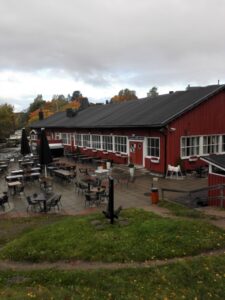 Vanhankaupunginkosken Itähaarassa sijaitseva punainen puurakennus on entinen Imatran Voiman vesivirtauslaboratorio.