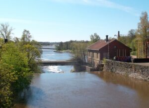 Vanhankaupunginkosken länsirannalle 1876 rakennetun turbiinipumppulaitoksen tehtävä oli tuottaa energiaa vesilaitokselle. Turbiinien tuottamalla sähköllä käytettiin pumppuja, jotka siirsivät veden Linnanmäelle Alppilan vesilinnaan.