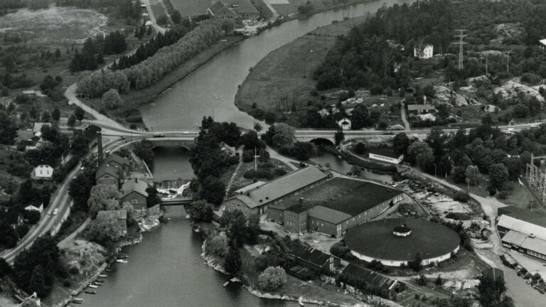 Saaren historia ulottuu jo 1500-luvulle. Kustaa Vaasa perusti Helsingin vuonna 1550 ja tuolloin saarelle rakennettiin kuninkaankartano. Se toimi kruunun hallinnollisena keskuksena, maatalouden mallitilana ja sotilaallisena huoltokeskuksena.