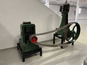 Höyrykone ja dynamo valmistettiin 1800-luvun lopulla Suomessa. Höyrykone on turkulaisen Vulcan Ab:n ja dynamo helsinkiläisen Ab Gottfr. Strömberg Oy:n valmistama. 