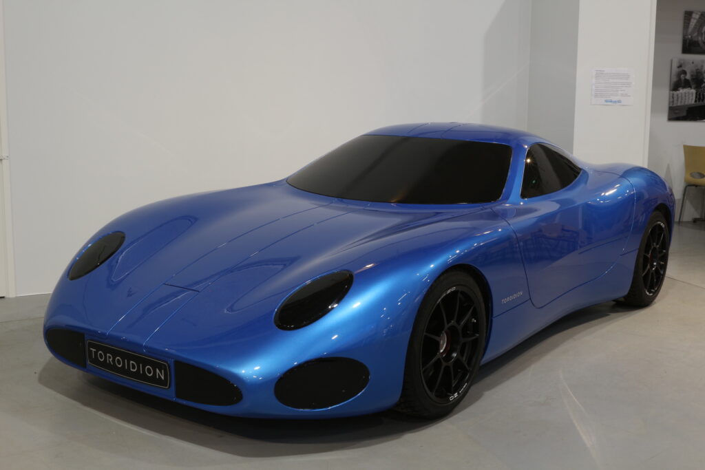Toroidion auton malli. Sininen sähkökäyttöinen urheiluauto.