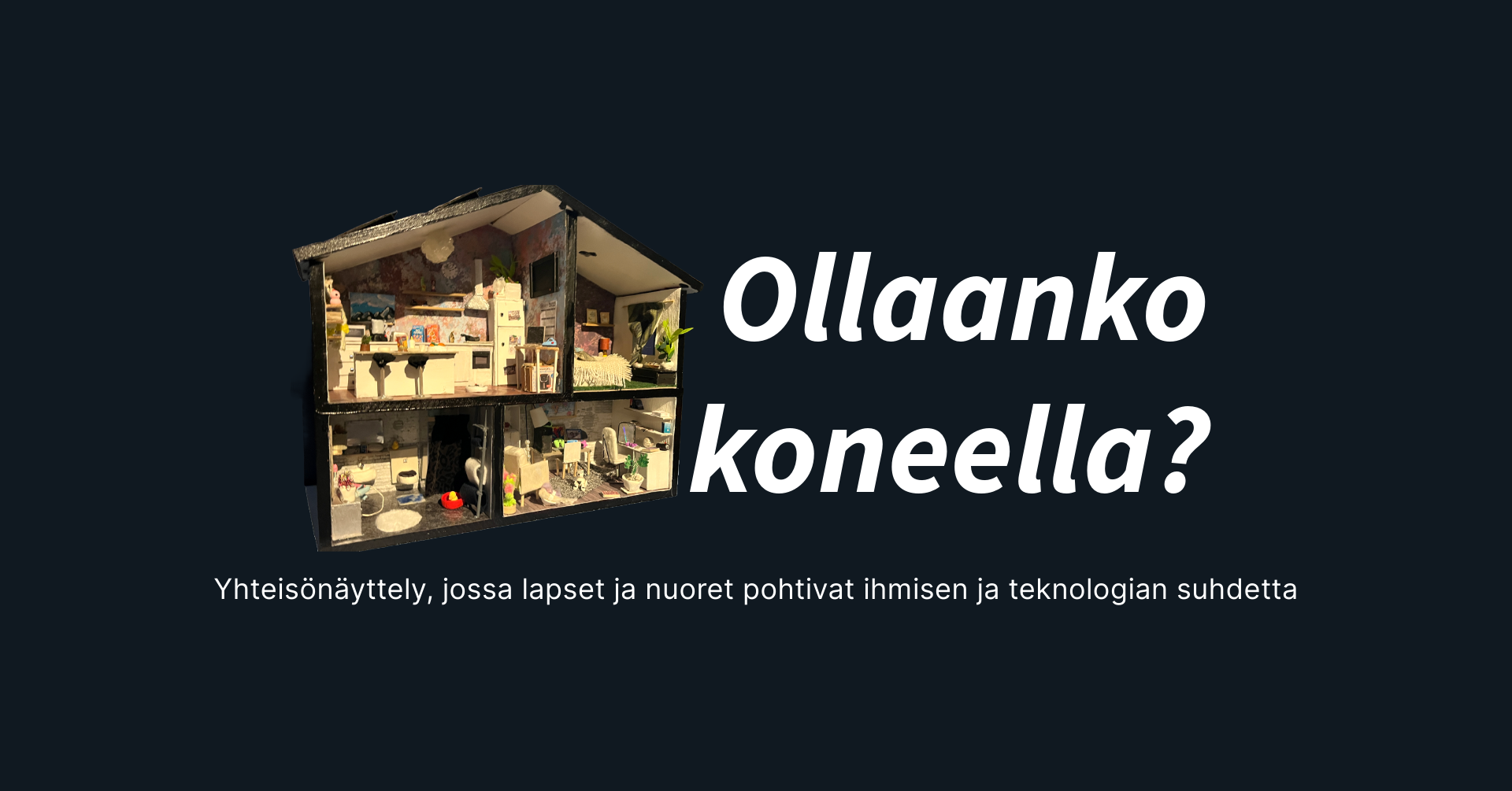 Ollaanko koneella?-yhteisönäyttelyn kansikuva. Keskellä vasemmalla nukkekoti nykyaikaisilla teknologialaitteilla ja oikealla puolella teksti: Ollaanko koneella?