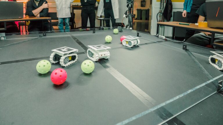 Robot uprising pelialusta, missä ohjattavat robotit pelaavat sählypalloilla