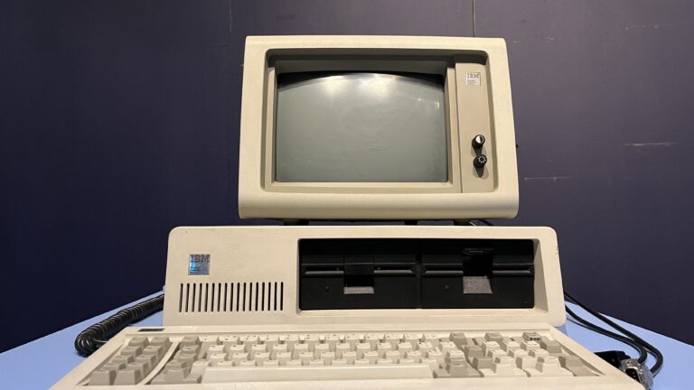 Henkilökohtainen tietokone eli PC toi vähitellen tietotyön konesaleista toimistoihin.