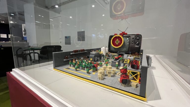 Lego masters suomi voittajatyö Tekniikan museolla vitriinissä