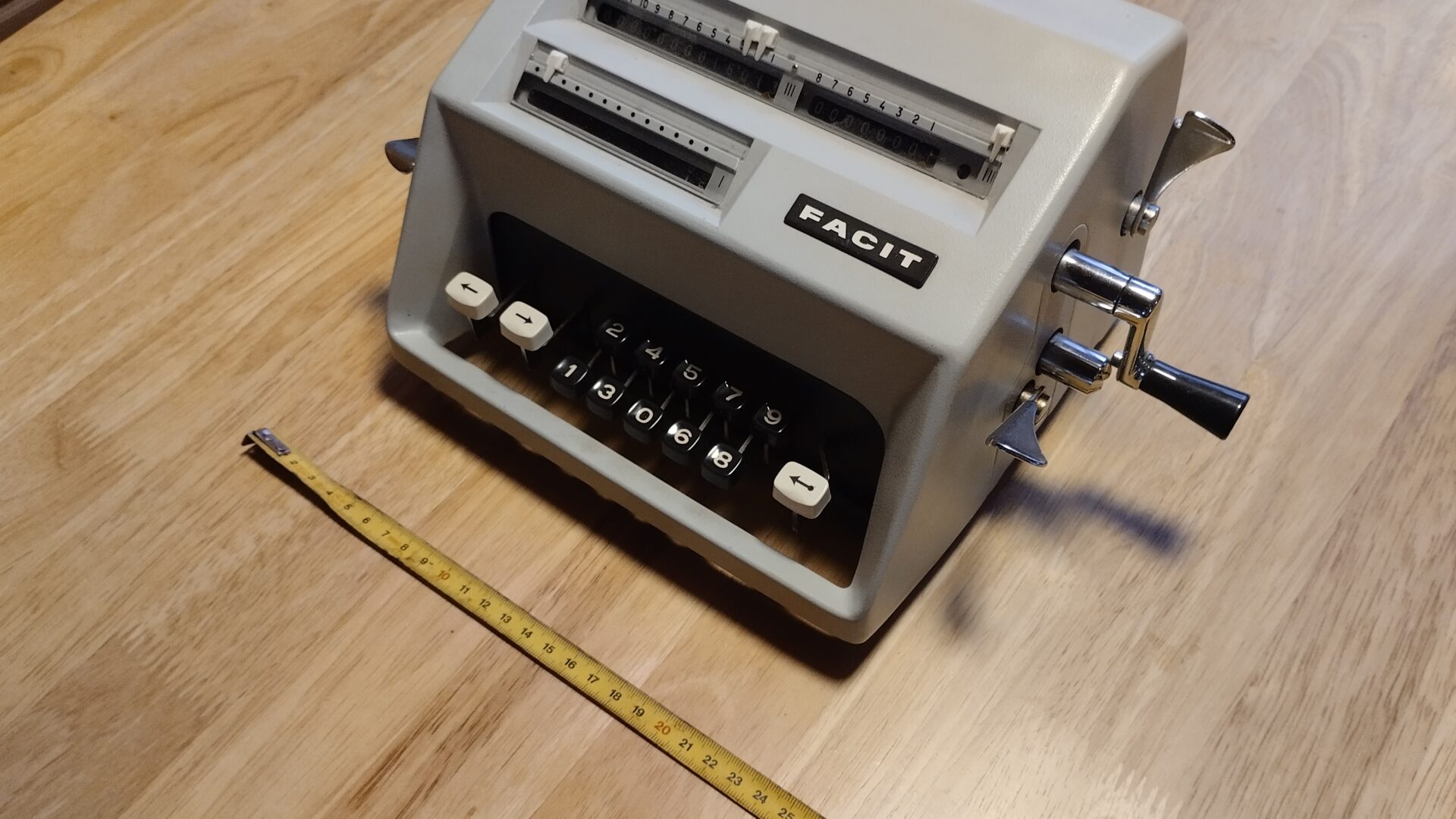 Kuvassa on mekaaninen laskin, uudempi malli ruotsalaisesta Facit C1-13-laskimesta vuodelta 1973.