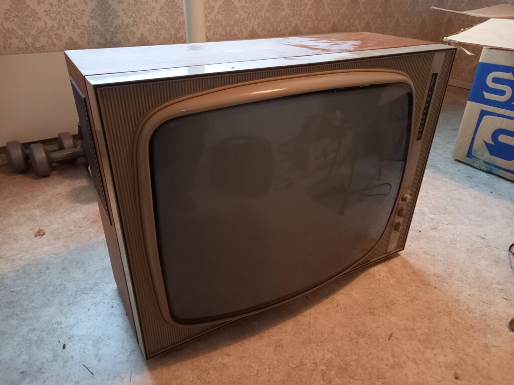 Tämä Telefunken-televisio hankittiin maanviljelijän kotiin Kiuruveden Niemiskylän Mata-ahoon 1960-luvun alkupuolella. Kylässä ei ollut televisiota tätä ennen. Televisio myytiin kolikkomaksulaitteen kera. Maksulaitteeseen pistettiin 50 pennin kolikoita, joilla televisio kävi aina 15 minuuttia per kolikko.