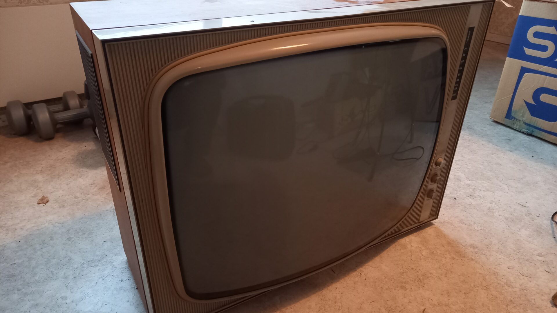 Tämä Telefunken-televisio hankittiin maanviljelijän kotiin Kiuruveden Niemiskylän Mata-ahoon 1960-luvun alkupuolella. Kylässä ei ollut televisiota tätä ennen. Televisio myytiin kolikkomaksulaitteen kera. Maksulaitteeseen pistettiin 50 pennin kolikoita, joilla televisio kävi aina 15 minuuttia per kolikko.