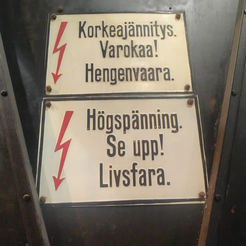 A sign warning of high voltage in Finnish and Swedish