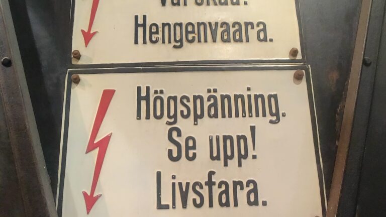 A sign warning of high voltage in Finnish and Swedish