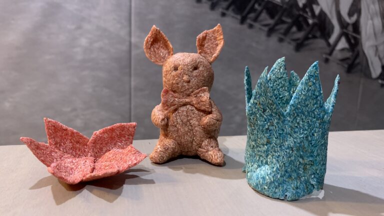 Woodcast-puumassasta muotoiltuja esineitä, kukka, kruunu ja isokorvainen eläinhahmo