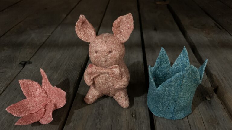 Woodcast-puumassasta muotoiltuja esineitä, kukka, kruunu ja isokorvainen eläinhahmo