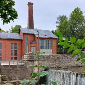 Helsingin Vanhankaupungin Vesivoimalaitos ja pato kesällä