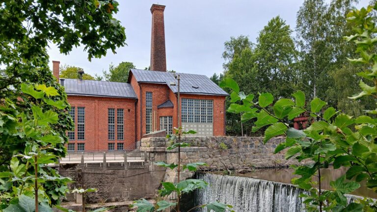 Helsingin Vanhankaupungin Vesivoimalaitos ja pato kesällä