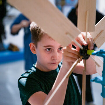 Oppilas rakentamassa Tekniikan museon HOW LUMATE-oppimisympäristössä tuulimyllyä.