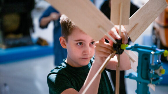 Oppilas rakentamassa Tekniikan museon HOW LUMATE-oppimisympäristössä tuulimyllyä.