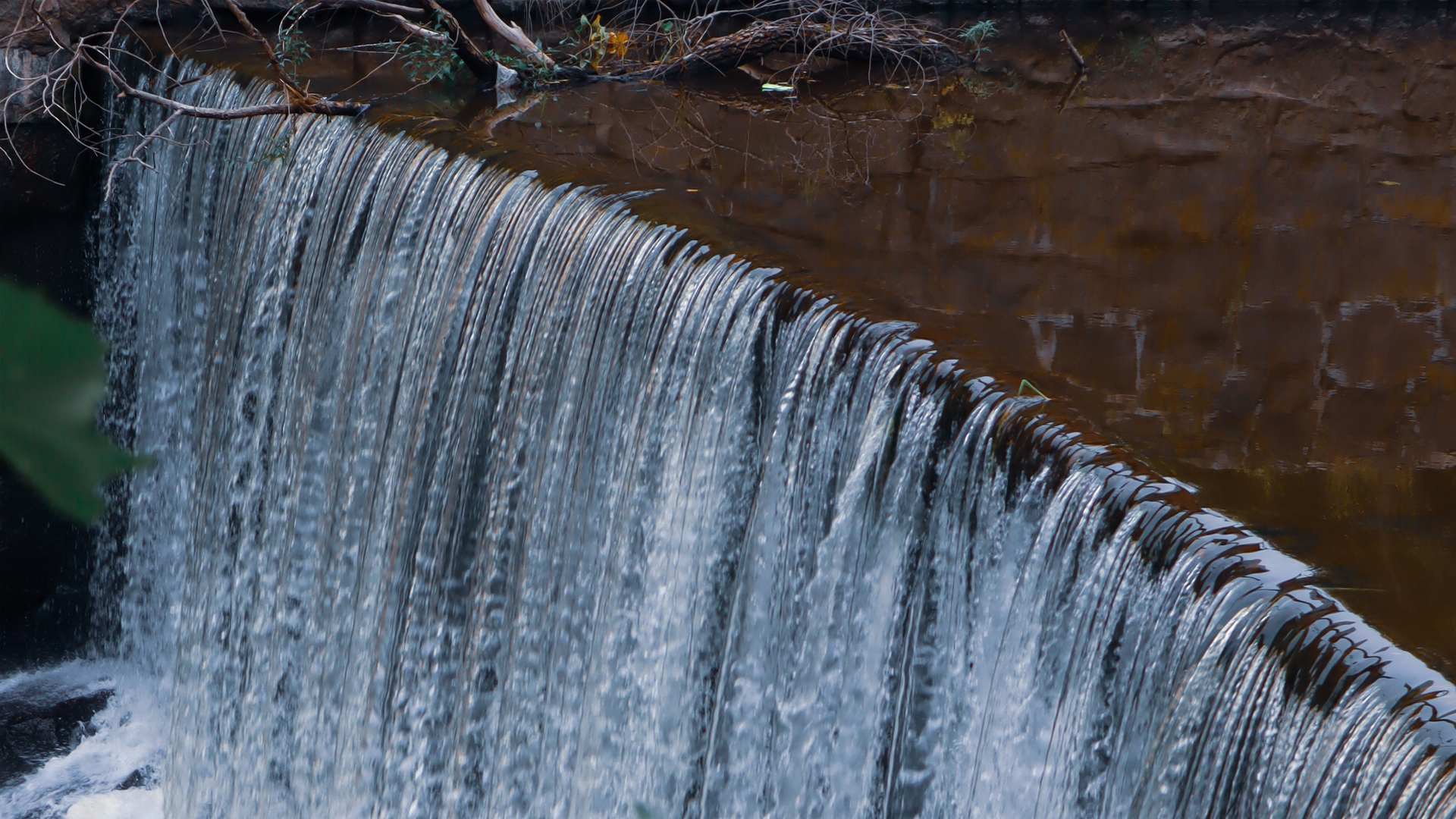 Syksyinen kuva Vanhankaupunginkosken padosta
