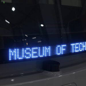 Tekniikan museossa esillä oleva robottibussi, jossa näkyy teksti Museum of Tech