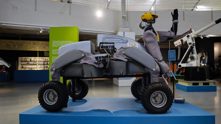 Tekniikan museossa esillä oleva WorkPartner, joka on TKK:ssa vuosina 1998–2006 kehitetty uuden sukupolven palvelurobotti