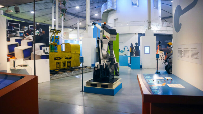 Tekniikan maa -näyttelyn yleiskuvaa