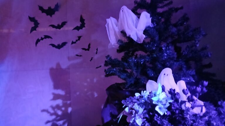 Tekniikan museon Kummituskorven aaveita ja lepakoita.