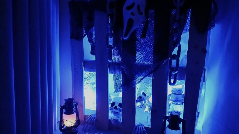 Tekniikan museon Halloween-tapahtuman Kummituskorvessa tapaat sinisen aaveen.