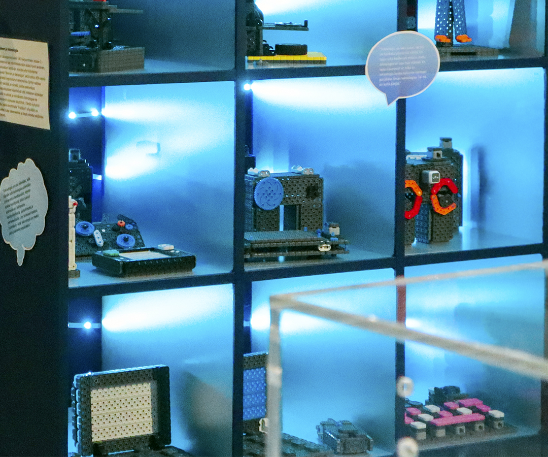 Yksityiskohtia Ollaanko koneella -yhteisönäyttelyn esineistöstä