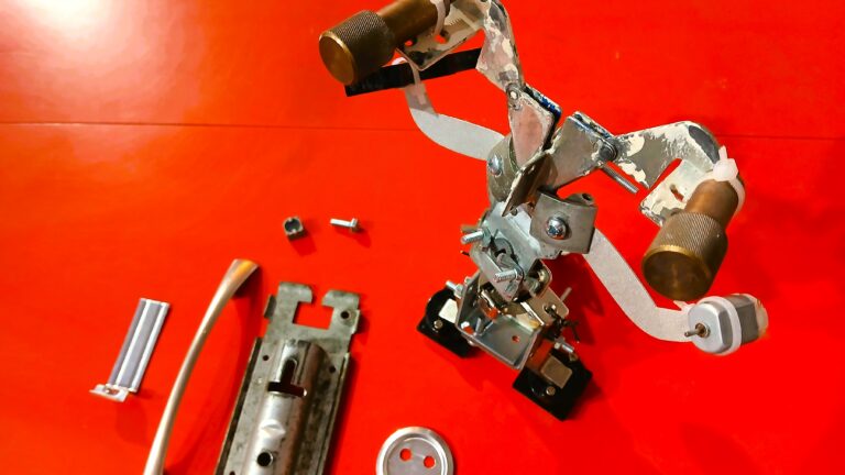 Isänpäivänä 9.11.2025 Tekniikan museossa voit rakentaa oman robotin romuista.