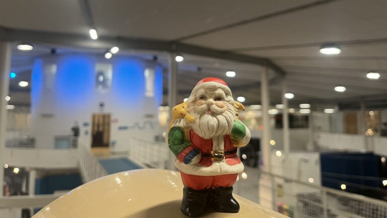 pienoismalli joulupukista Tekniikan museon päänäyttelyhallissa