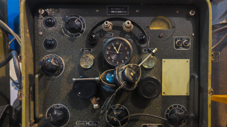 Lähikuva Langattomasti-näyttelyssä esillä olevasta sota-ajan radiosta