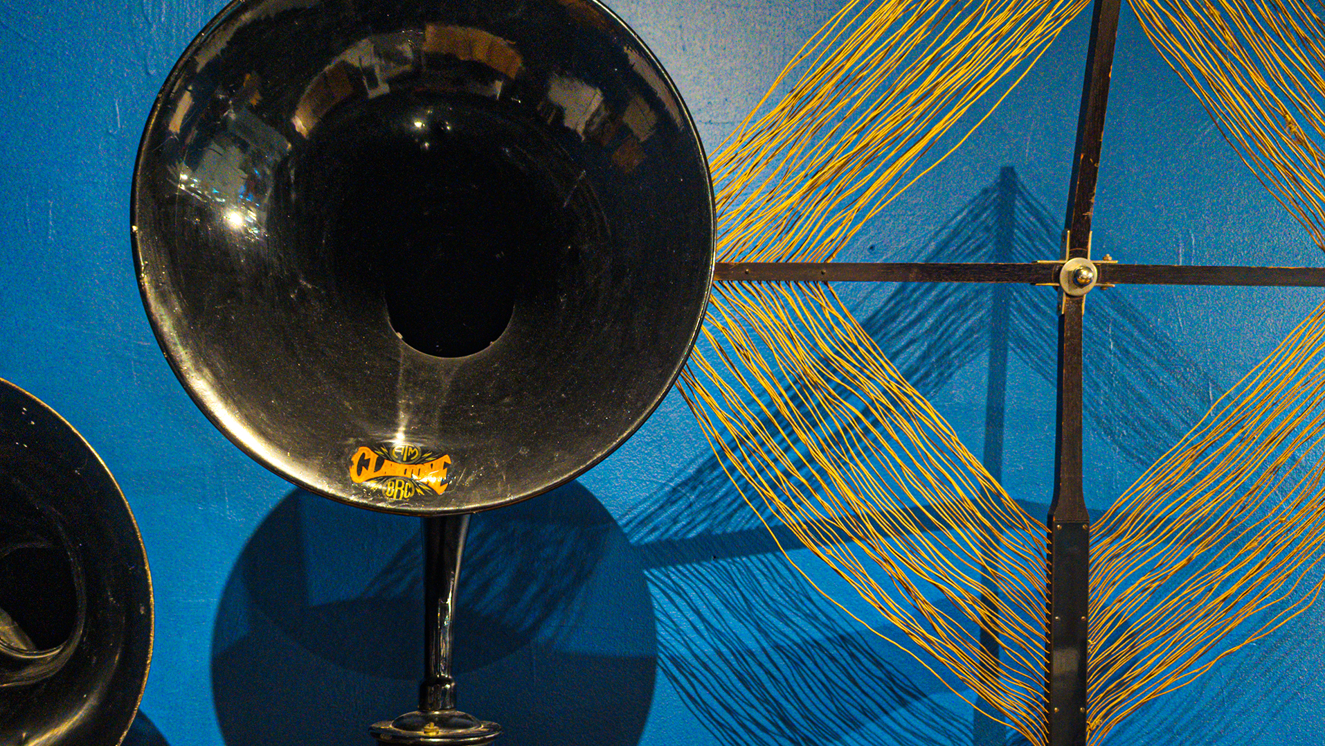 Lähikuva Langattomasti-näyttelyssä esillä olevasta äänitorvesta ja muusta radiovälineistöstä