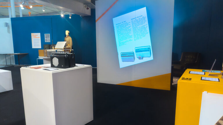 Yleiskuva Langattomasti -yhteisönäyttelyn näyttelytilasta