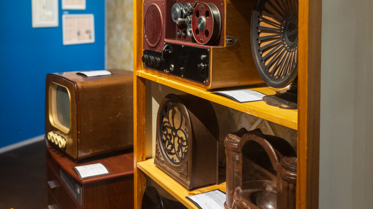 Lähikuva erilaisista radioista esillä Langattomasti-näyttelyn olohuonetilasta