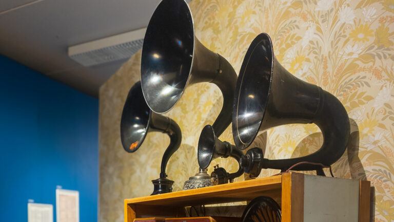 Langattomasti-näyttelyssä esillä olevia äänitorvia