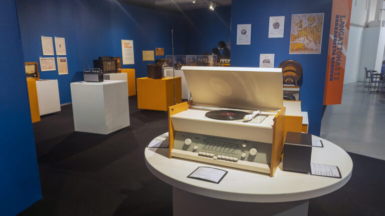 Yleiskuvaa Langattomasti-yhteisönäyttelyn näyttelytilasta