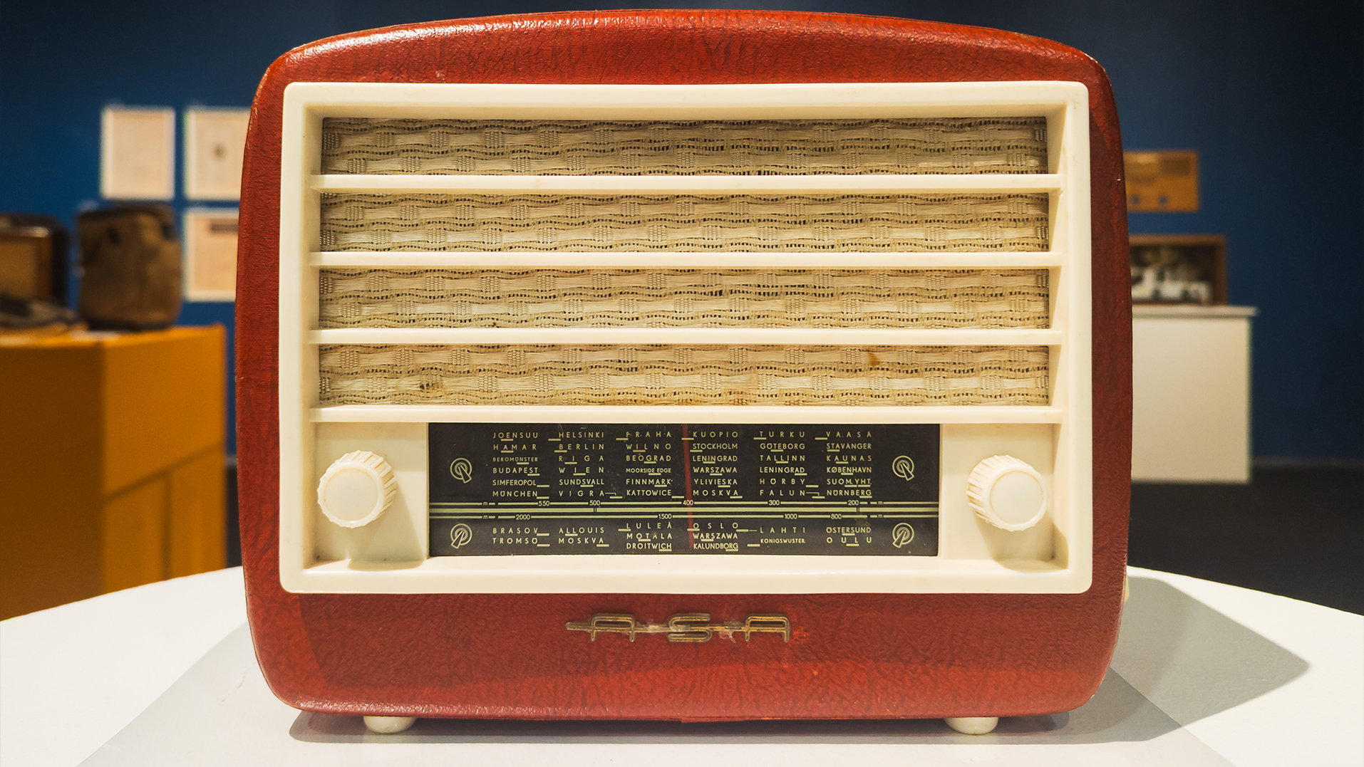 Lähikuva Asa-matkaradiosta esillä Langattomasti-näyttelyssä