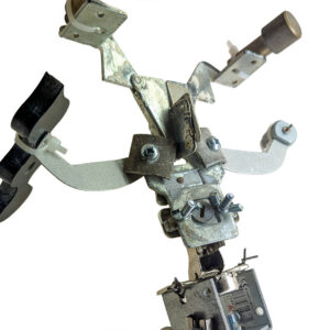 Romurobotyöpajassa rakennettu romuista tehty robotti lähikuvassa