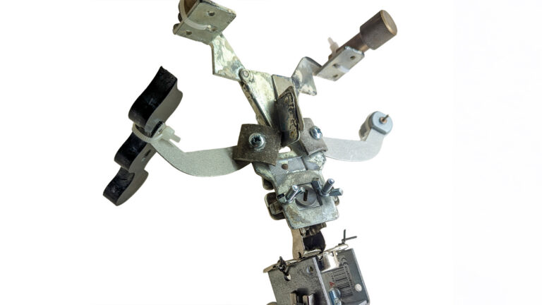 Romurobotyöpajassa rakennettu romuista tehty robotti lähikuvassa.