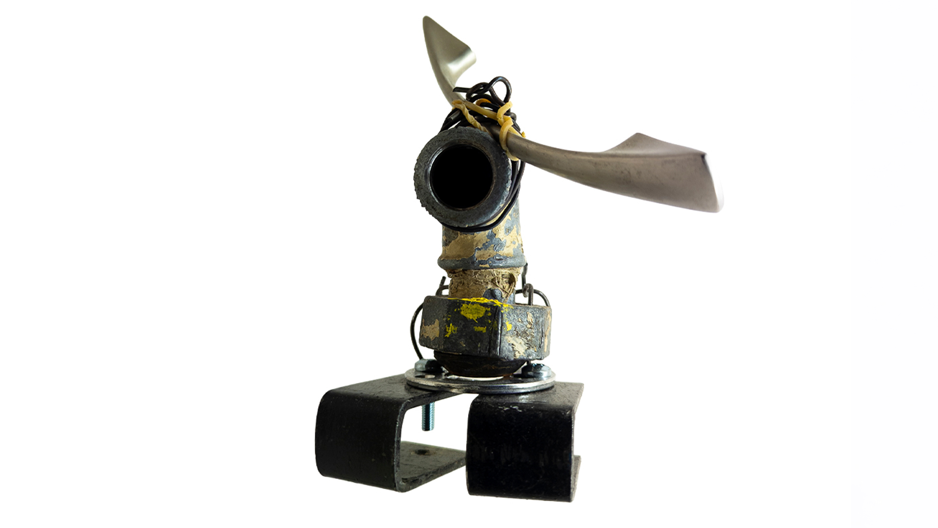 Romurobotyöpajassa rakennettu romuista tehty robotti lähikuvassa